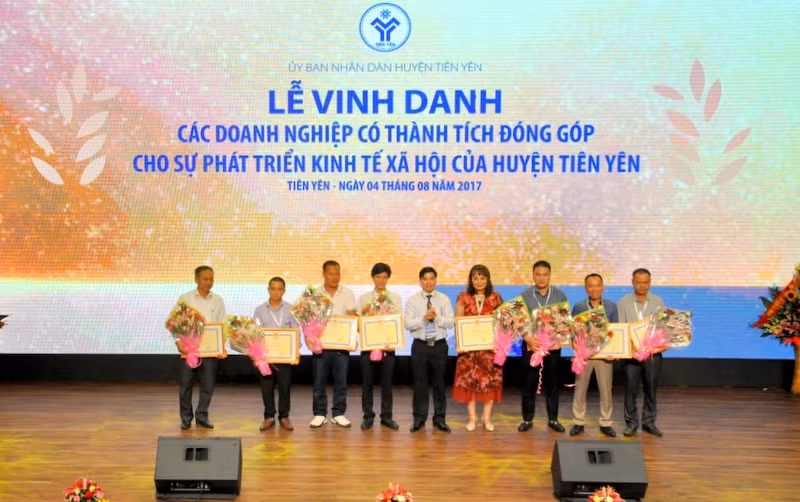 Huyện Tiên Yên vinh danh các doanh nghiệp có đóng góp cho sự phát triển kinh tế – xã hội của huyện trong thời gian qua.