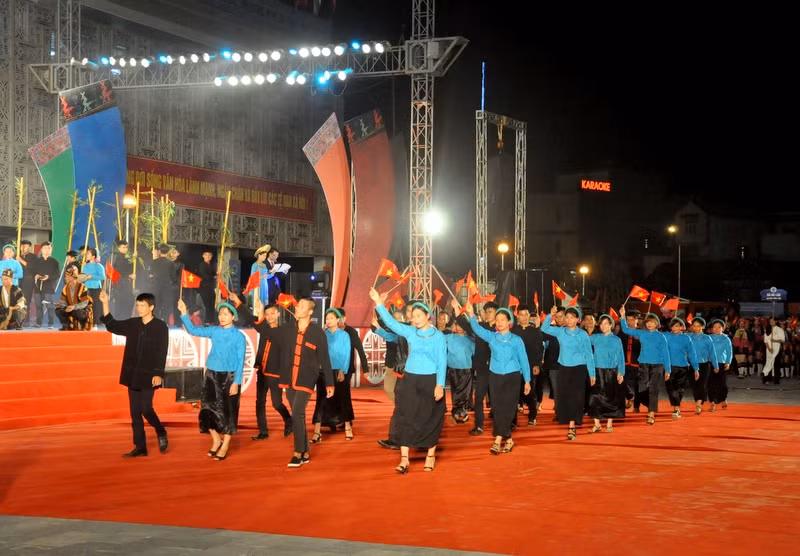 Trang phục truyền thống của thiếu nữ dân tộc Sán Chỉ đến từ xã Đại Dực, huyện Tiên Yên kết hợp hài hòa với Âu phục nam, tạo nên nét giao thoa hài hòa giữa cổ điển và hiện đại.