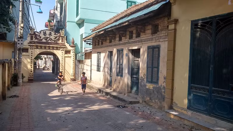 Hai chữ ghi trên cổng ngõ là “Hòa hạng” (tức là Ngõ Hoà - xóm Lúa). Mỗi ngõ xóm mang một tên khác nhau, biểu thị những quan điểm sống và mục đích hướng đến của con người.