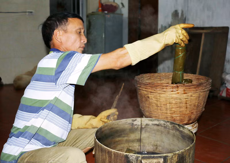 Nghệ nhân Bùi Văn Vần, xã Phong Cốc, TX Quảng Yên cẩn thận thực hiện khâu luộc bánh gio.