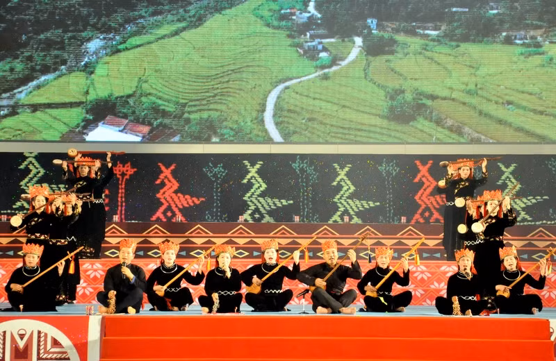 Đoàn văn hóa thể thao dân tộc huyện Bình Liêu đem đến lễ khai mạc những làn điệu mượt mà của Then cổ với đoạn hát - múa 