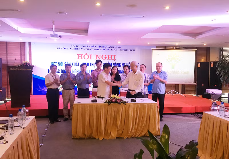 Công ty CP Đầu tư và Xây dựng Việt Long và Khách sạn Grand Hạ Long ký kết hợp đồng nguyên tắc tiêu thụ sản phẩm.