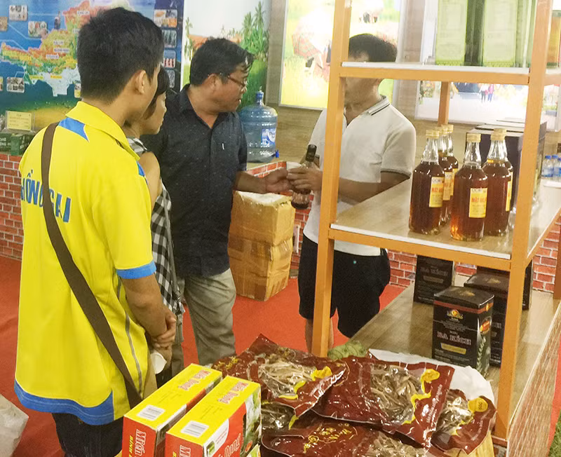 Gian hàng OCOP Quảng Ninh tại Hội chợ Quốc tế thương mại, du lịch và đầu tư thu hút đông đảo người dân tới mua sắm