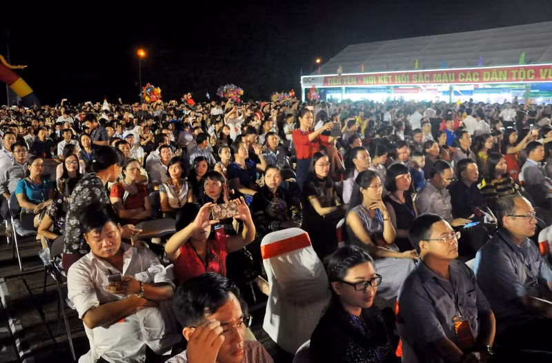 Chương trình Liên hoan thu hút rất đông khán giả đến xem, cổ vũ.