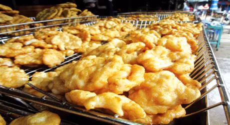 Chả mực Hạ Long thành phẩm có màu vàng ruộm, đều và đẹp.