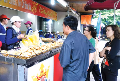 Du khách mua chả mực tại một cửa hàng ở chợ Hạ Long I (TP Hạ Long).