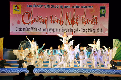 Tiết mục múa “Quảng Ninh biển vẫy gọi” do tốp múa Công ty Tuyển than Cửa Ông biểu diễn tại chương trình nghệ thuật tối 29-4 (Quảng trường Trung tâm Văn hoá Hạ Long).