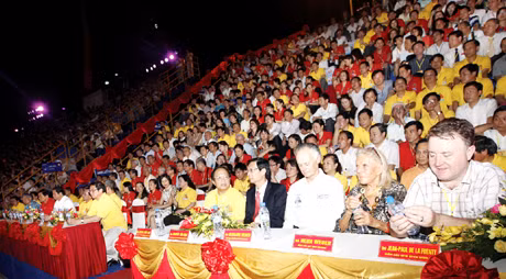 Các đại biểu dự lễ hội Carnaval Hạ Long 2012. Ảnh: ĐỖ GIANG