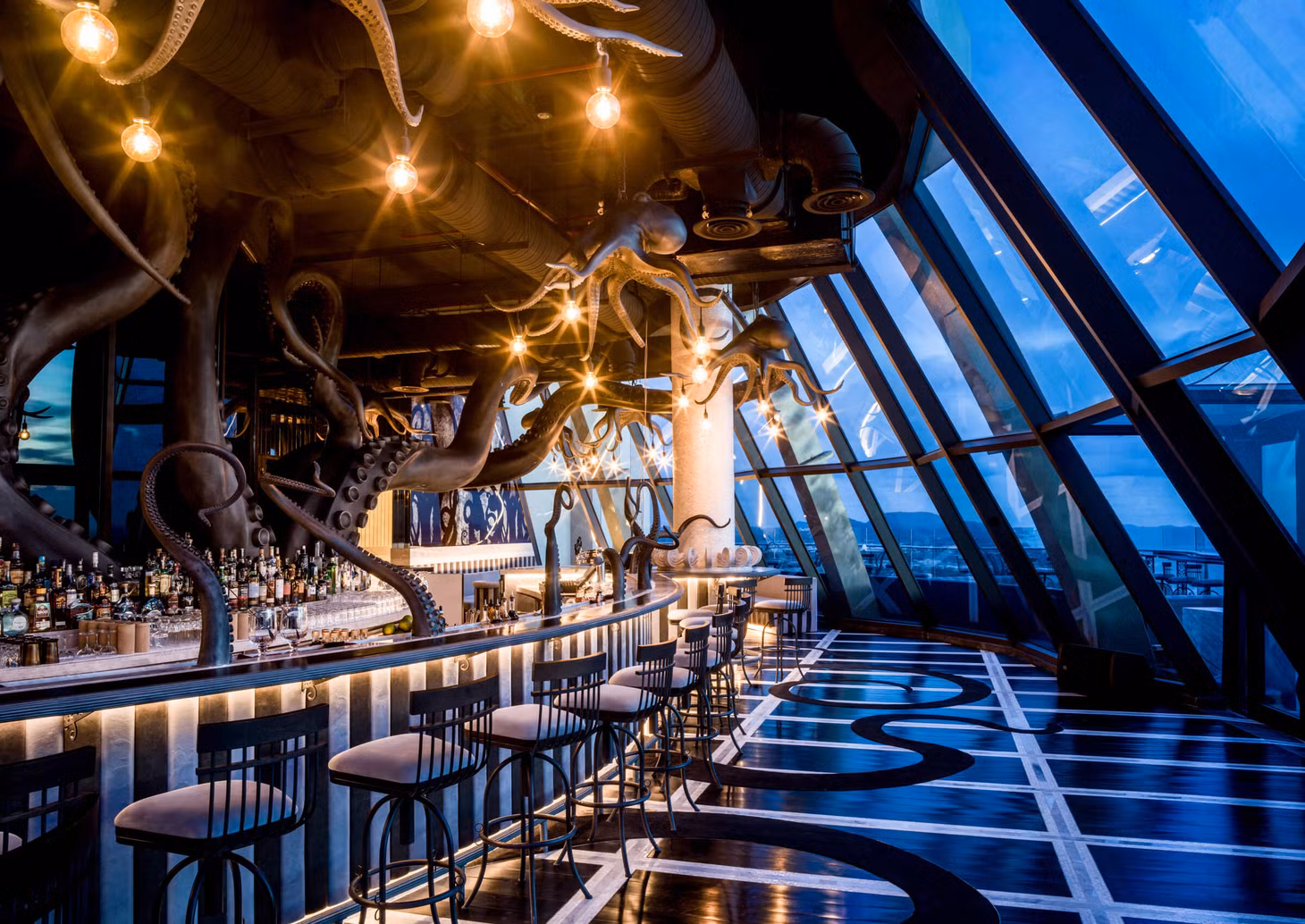 INK 360 bar tại InterContinental Phu Quoc Long Beach Resort – nơi ngắm hoàng hôn đẹp nhất đảo ngọc.