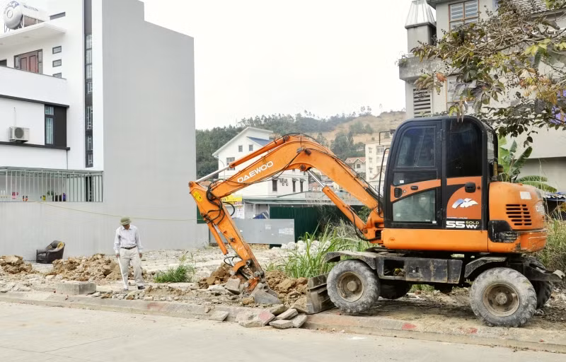 Chủ đầu tư thực hiện đào rãnh cáp, phục vụ việc đấu nối điện cho các hộ dân nằm trong dự án.