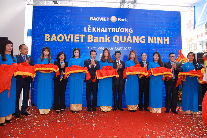 Các đại biểu cắt băng khai trương BAOVIET Bank Quảng Ninh