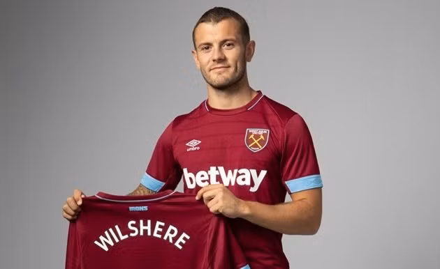  Wilshere đã chính thức là người của The Hammer.
