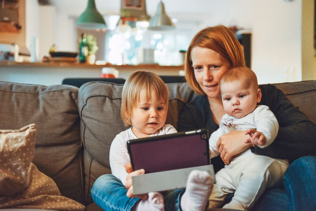 Cha mẹ nên đồng hành cùng con cái trong việc chọn lựa chứ không nên bị động. Ảnh: Gta Parent.