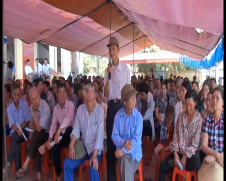 Người dân phát biểu ý kiến tại buổi đối thoại.