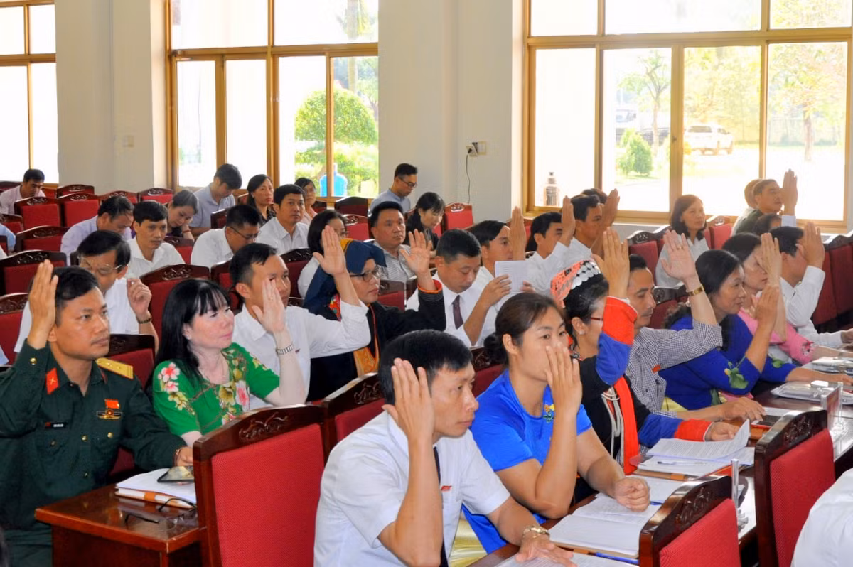 Các đại biểu HĐND huyện Hoành Bồ biểu quyết nhất trí với các nghị quyết được thông qua tại Kỳ họp.