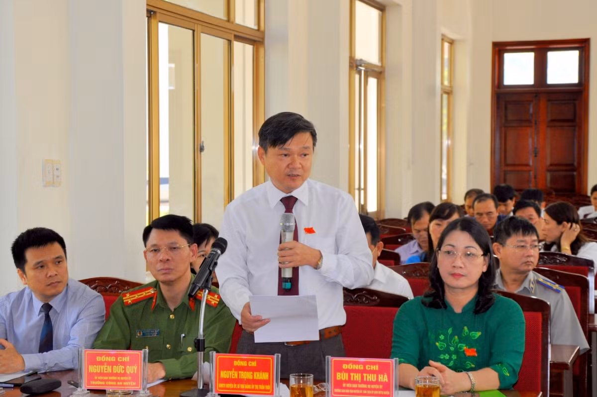Các đại biểu HĐND huyện Hoành Bồ phát biểu tại Kỳ họp.