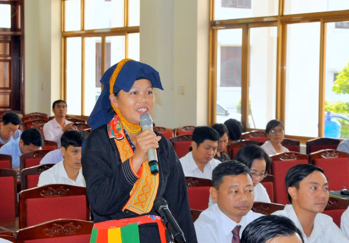 Các đại biểu HĐND huyện Hoành Bồ phát biểu tại Kỳ họp.