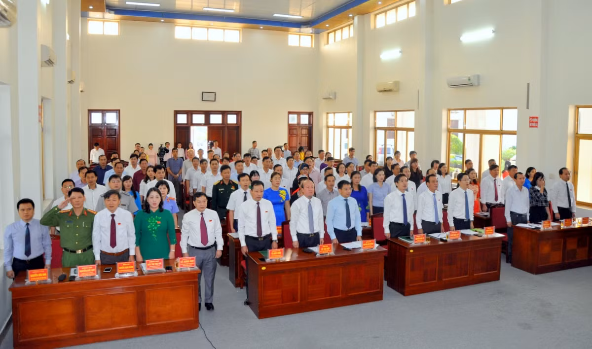 Các đại biểu cử hành lễ chào cờ, chính thức khai mạc Kỳ họp.