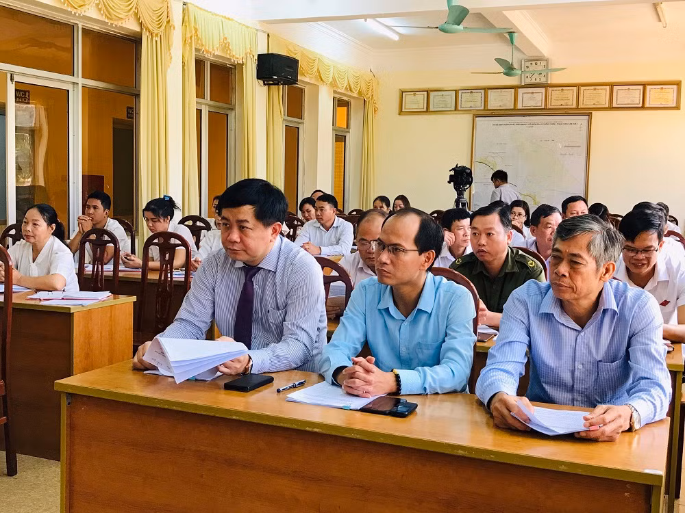 Lãnh đạo Tỉnh và Huyện tham gia kỳ họp tại xã Dân Chủ, huyện Hoành Bồ. 