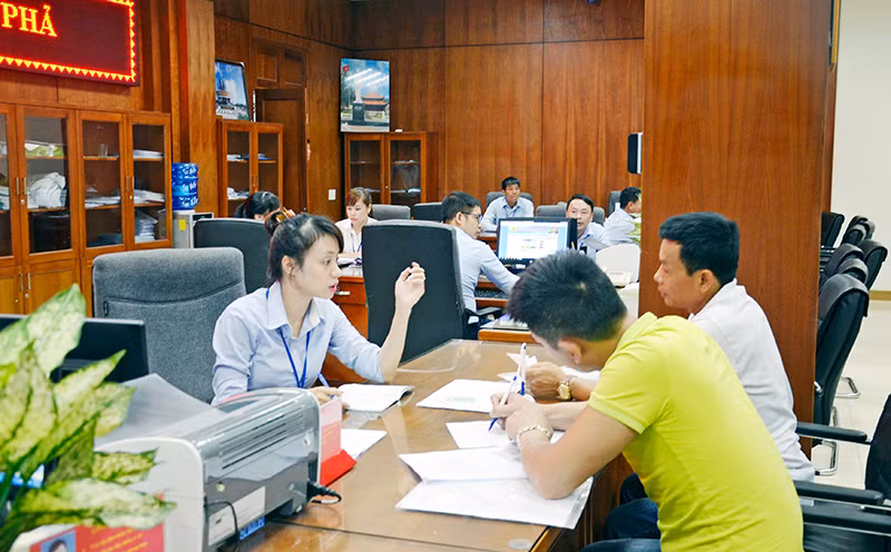 Lễ kết nạp Đảng viên mới của Đảng bộ cơ quan Báo Quảng Ninh tại Tượng đài đồng chí Vũ Văn Hiếu.