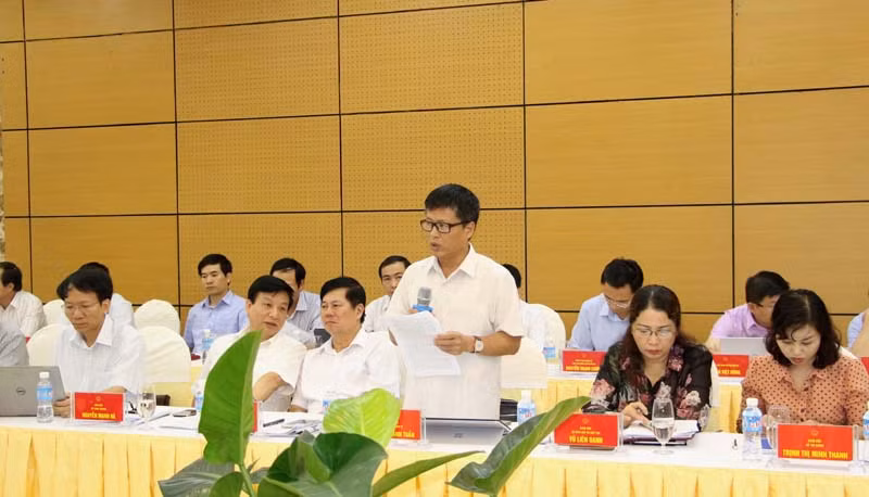 Lãnh đạo Ban Quản lý khu kinh tế tỉnh báo cáo làm rõ kết quả giải quyết kiến nghị của cử tri.