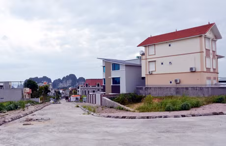 Khu dân cư đô thị đồi T5 (phường Hồng Hà) hiện vẫn chưa hoàn thành hệ thống điện theo quy hoạch đã phê duyệt.
