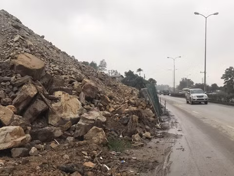 Những tảng đá to như trực lăn xuống mặt đường gây nguy hiểm cho người và phương tiện khi đi qua đây 