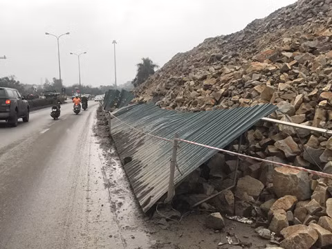 Tôn che công trinh đổ rạp, cạnh tôn sắc như dao gây nguy hiểm cho người tham gia giao thông 