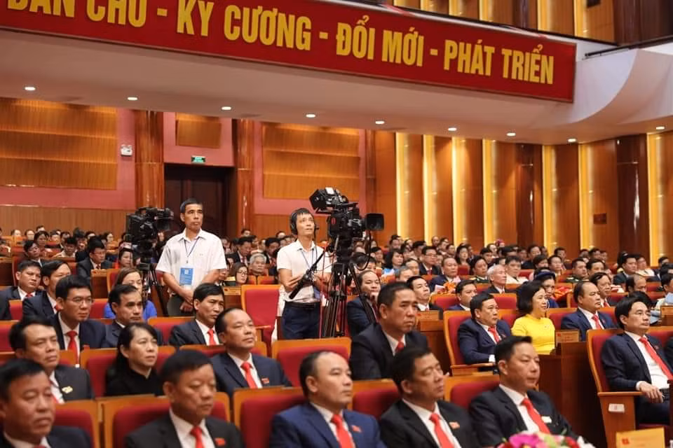 Phóng viên Trung tâm Truyền thông tỉnh Quảng Ninh tác nghiệp tại Đại hội Đảng bộ tỉnh Quảng Ninh lần thứ XV.