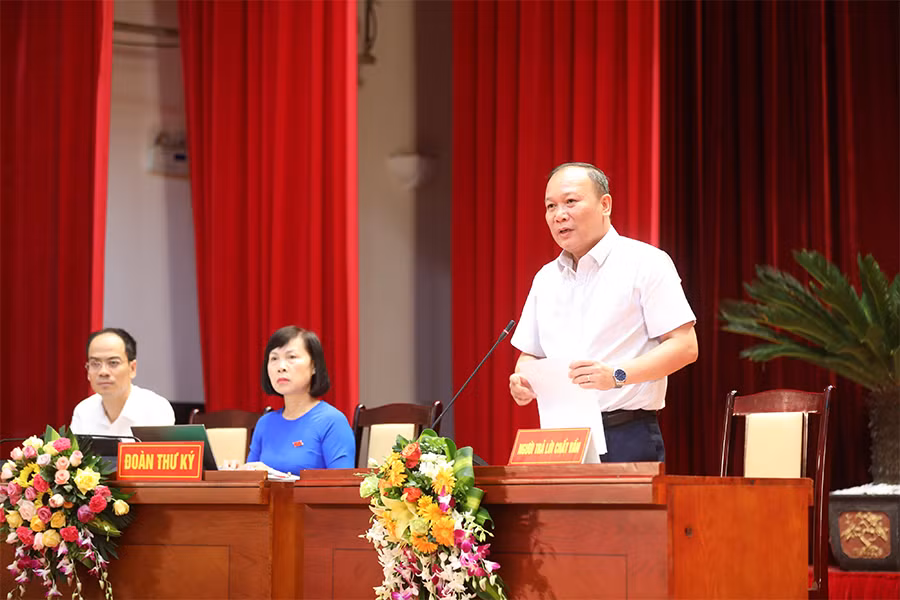 Lãnh đạo Giám đốc Sở LĐ, TB&XH, trả lời chất vấn trước HĐND tỉnh về hiệu quả của các trung tâm GDNN và GDTX trên địa bàn tỉnh.