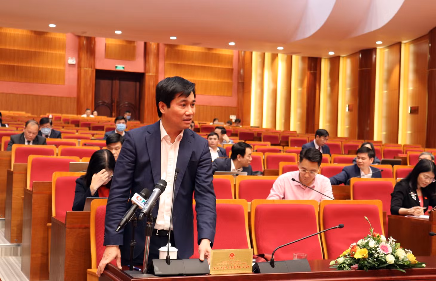 Đồng chí Nguyễn Tường Văn, Chủ tịch UBND tỉnh phát biểu tại hội nghị. 