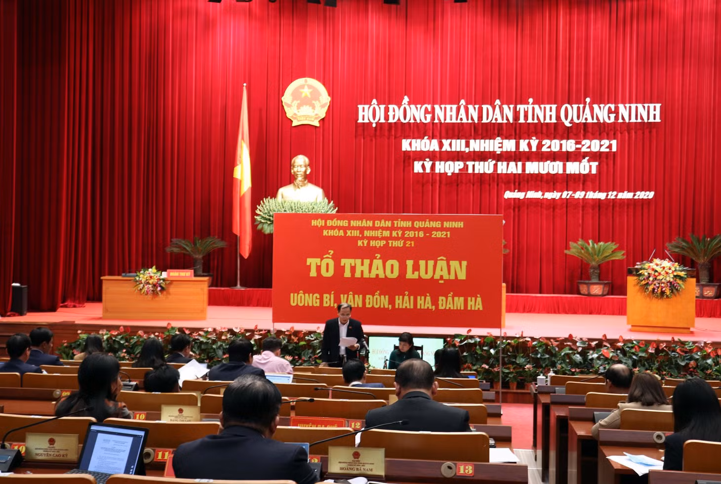 Quang cảnh thảo luận tại tổ