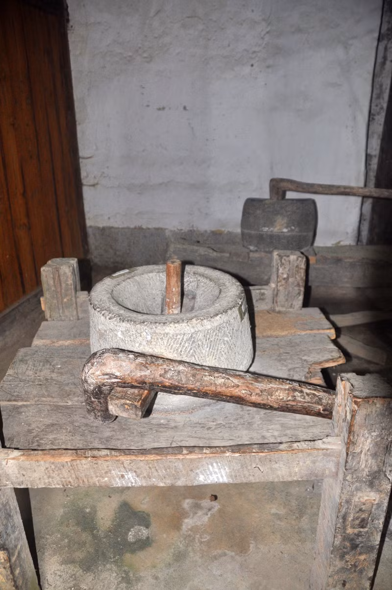 tận mắt chứng kiến chiếc cối xay ngô - vật không thể thiếu trong mỗi gia đình người Mông.