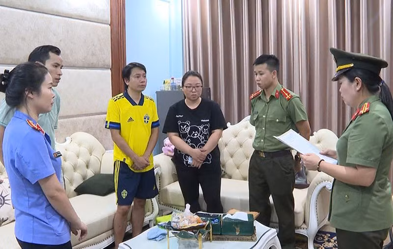 Cơ quan An ninh điều tra khám xét một đại lý cấp 2. Ảnh: Công an cung cấp.