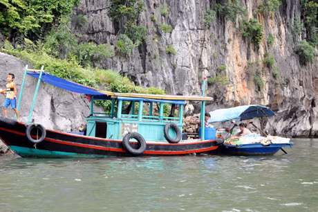Hiện tượng đò bán hàng rong trên Vịnh Hạ Long vẫn chưa được giải quyết triệt để.