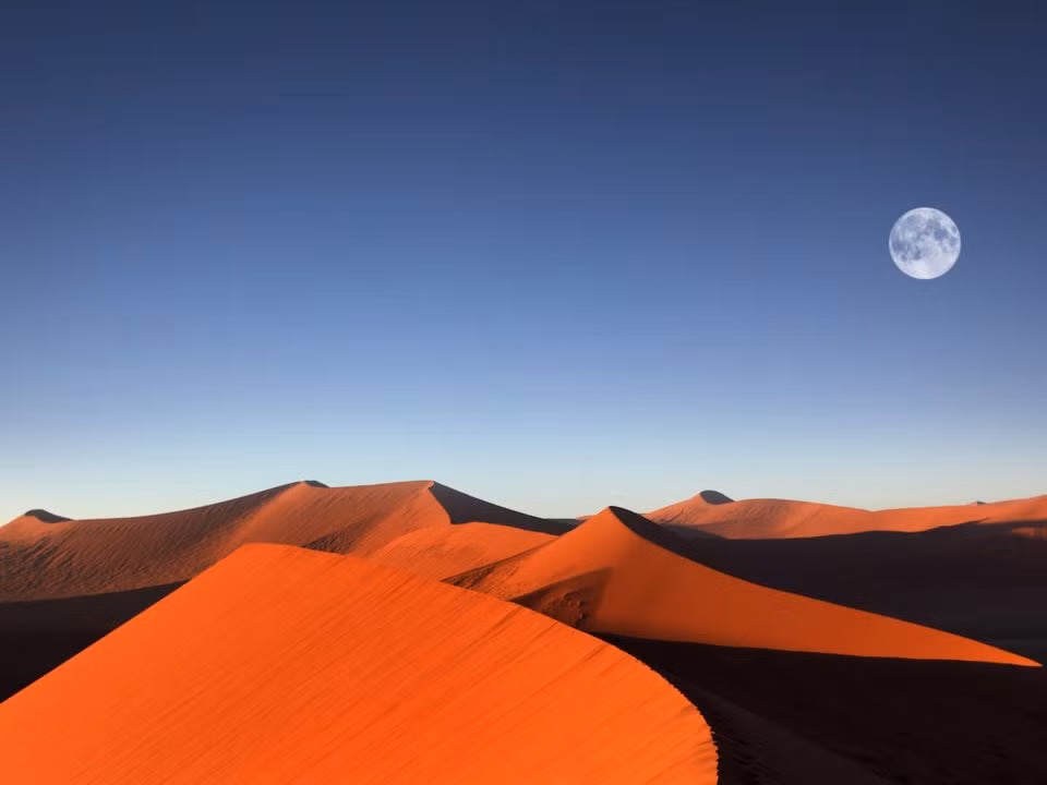 Sa mạc Namib, Namibia: Namib là sa mạc ven biển ở miền nam châu Phi, trải dài hơn 1.900 km nhưng tương đối hẹp với chiều rộng trung bình khoảng trên 110 km và được xem là một trong những sa mạc lâu đời nhất trên thế giới. Nơi đây được biết đến với các vùng biển cát cùng những cồn cát màu cam có thể cao tới 300 m và được ghi nhận là một trong những đụn cát lớn nhất hành tinh. Ảnh: Dietmar Temps/Shutterstock.