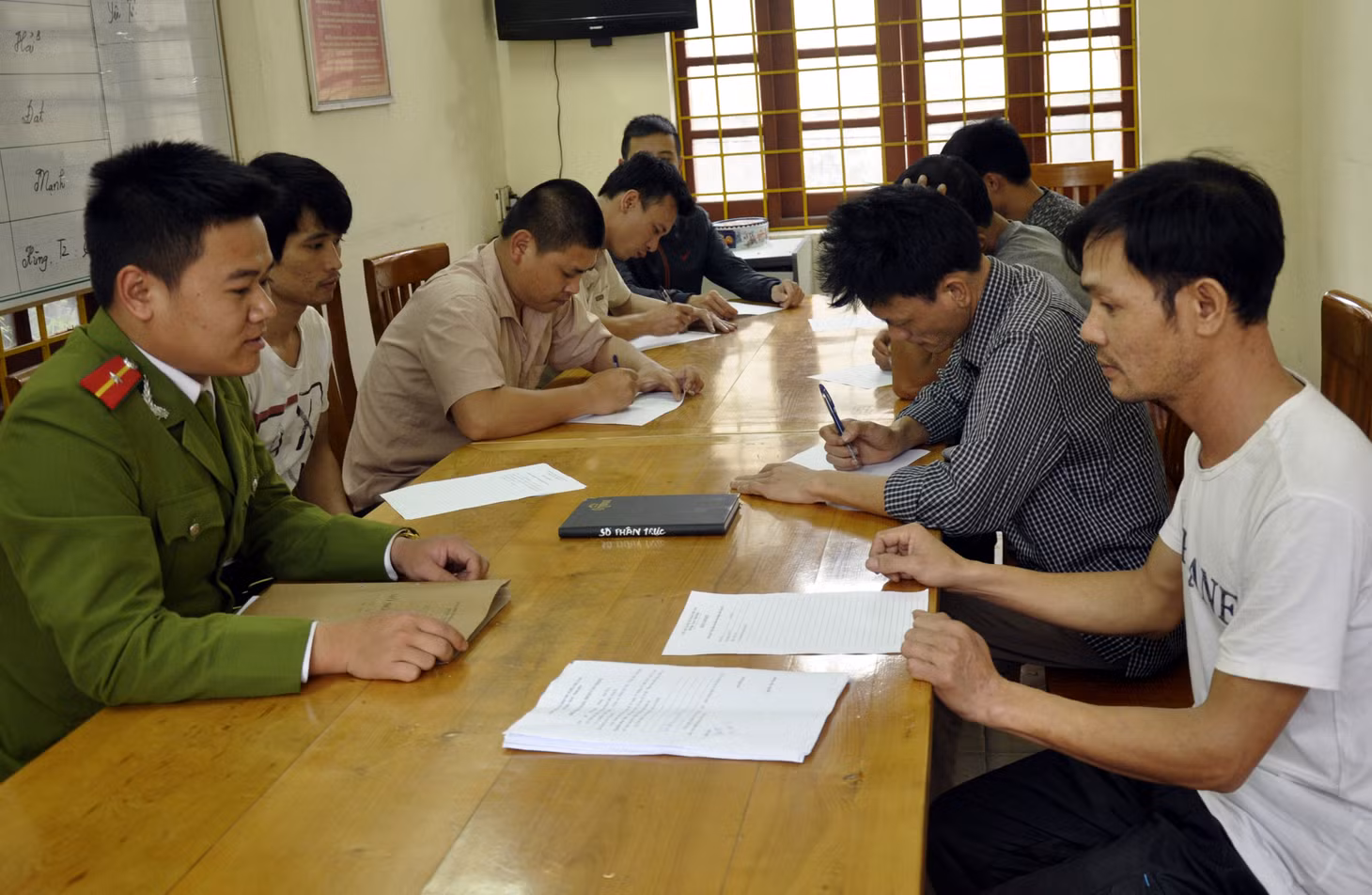 Các đối tượng đánh bạc khai báo hành vi vi phạm trước Cơ quan Công an
