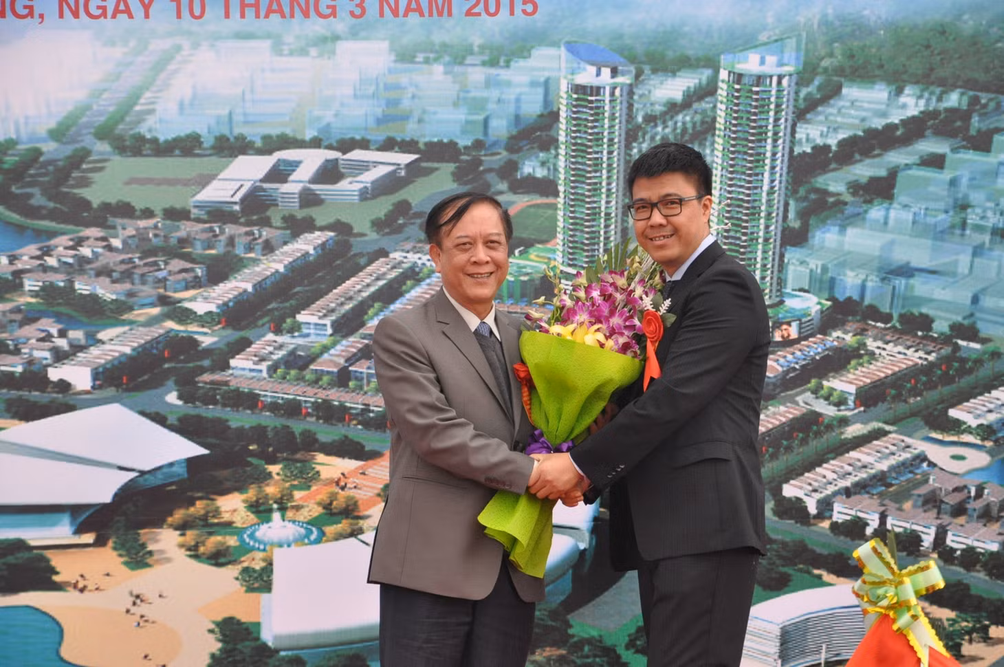 Đồng chí Đỗ Thông, Phó Chủ tịch Thường trực UBND tỉnh tặng hoa cho đại diện chủ đầu tư dự án.