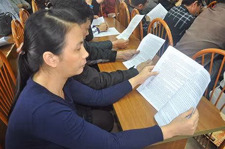 Các hộ dân tìm hiểu về các chính sách đền bù GPMB dự án.