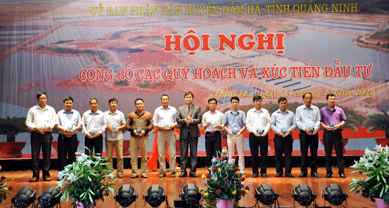 UBND huyện Đầm Hà tặng biểu trưng cho các doanh nghiệp đã đầu tư trên địa bàn huyện