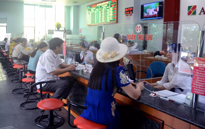 Các ngân hàng thương mại trên địa bàn chủ động nâng mức tồn quỹ tiền mặt sát với định mức được duyệt, tổ chức rà soát hệ thống kho tàng, máy ATM. Trong ảnh: Khách hàng giao dịch tại Agribank Quảng Ninh.