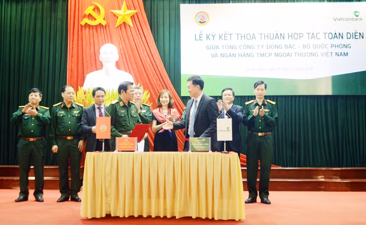 Lãnh đạo Vietcombank và Tổng Công ty Đông Bắc ký kết thoả thuận hợp tác toàn diện, tháng 11-2016.