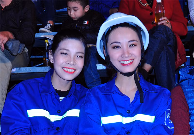 Niềm vui của nữ công nhân Công ty Tuyển than Cửa Ông trong buổi lễ trọng của ngành.