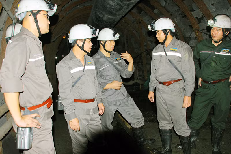 Lãnh đạo TKV lắng nghe, chia sẻ với ĐVTN Công ty về việc thi công công trình đào lò két nước vỉa 7 Tây Bắc III-150.