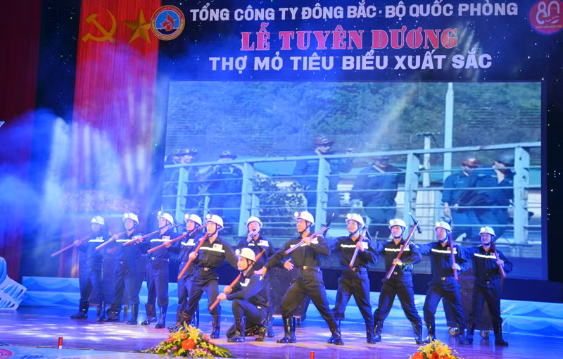Tiết mục văn nghệ do cán bộ, CNVC lao động thuộc TCT Đông Bắc biểu diễn 