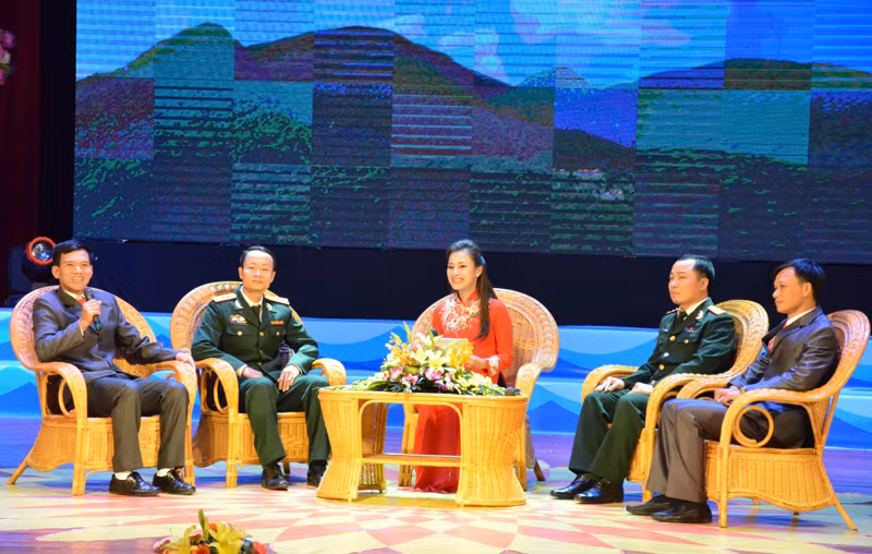 Các thợ lò tiêu biểu xuất sắc năm 2016 chia sẻ về những câu chuyện, kinh nghiệm trong công tác. 