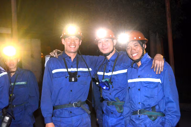 Công nhân Công ty Than Dương Huy trước giờ vào ca 3. Ảnh: Thanh Hằng