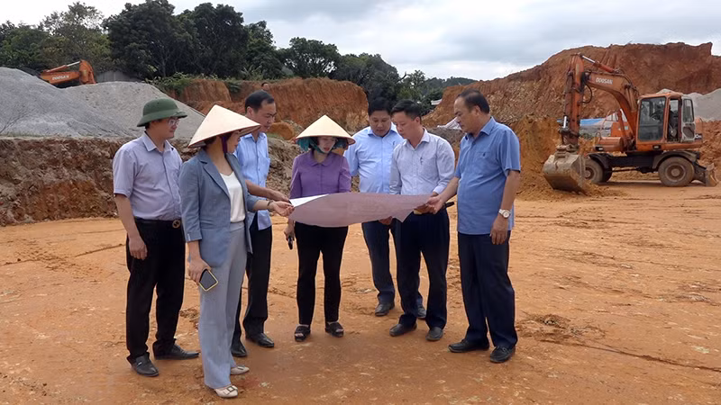Đồng chí Trịnh Thị Minh Thanh, Phó Chủ tịch Thường trực HĐND tỉnh, khảo sát một số dự án trên địa bàn huyện Ba Chẽ, tháng 10/2020. Ảnh: Trung tâm TT-VH Ba Chẽ