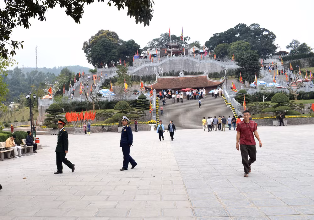 An ninh trật tự và vệ sinh môi trường ở khu vực đền Cửa Ông luôn được đảm bảo làm hài lòng du khách