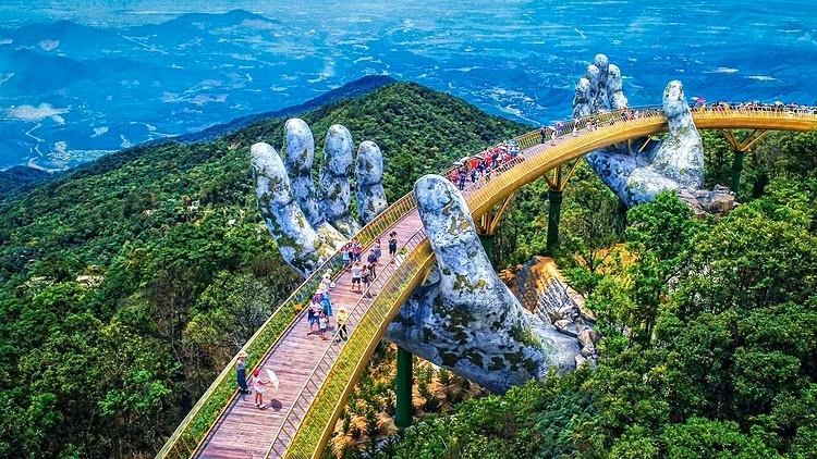 Sa Pa, Hạ Long, Đà Nẵng, Phú Quốc và nhiều điểm đến trong nước khác được đánh giá là an toàn để du lịch trong thời gian này. Ảnh: Ngô Trung.